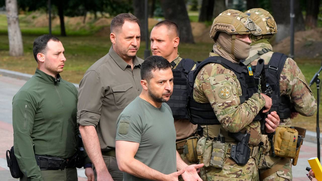 Wolodymyr Selenskyj (M), Präsident der Ukraine, reagiert nach seiner Pressekonferenz.