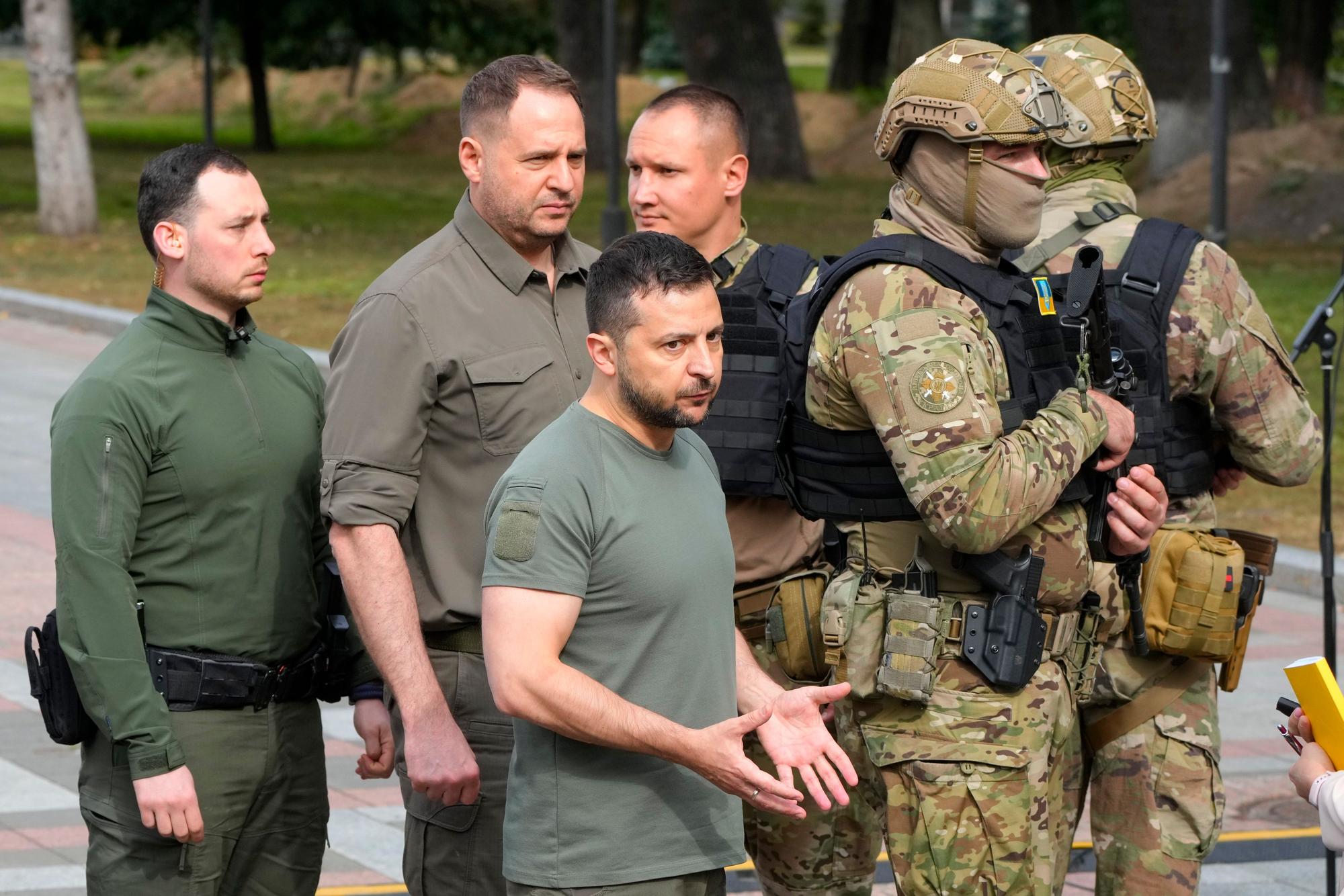 Wolodymyr Selenskyj (M), Präsident der Ukraine, reagiert nach seiner Pressekonferenz.