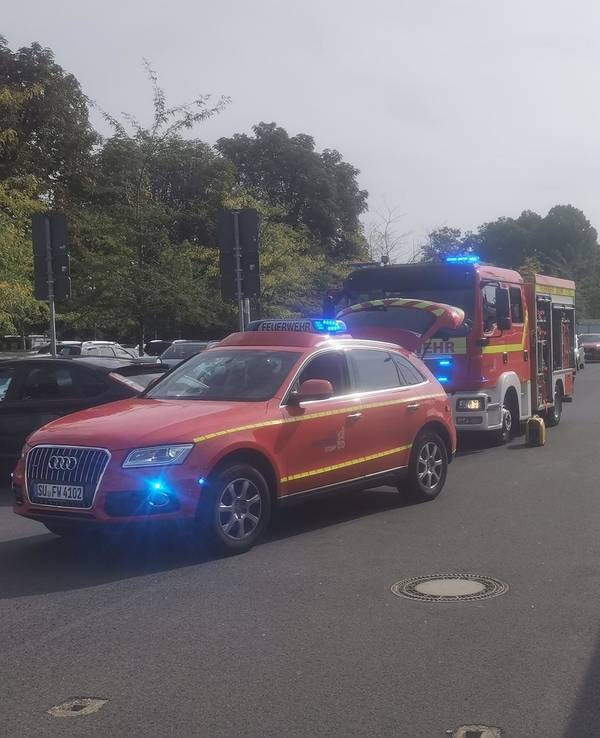 Einsatzfahrzeuge von Rettungsdienst, Feuerwehr und Polizei stehen am Eitorfer Bahnhof.