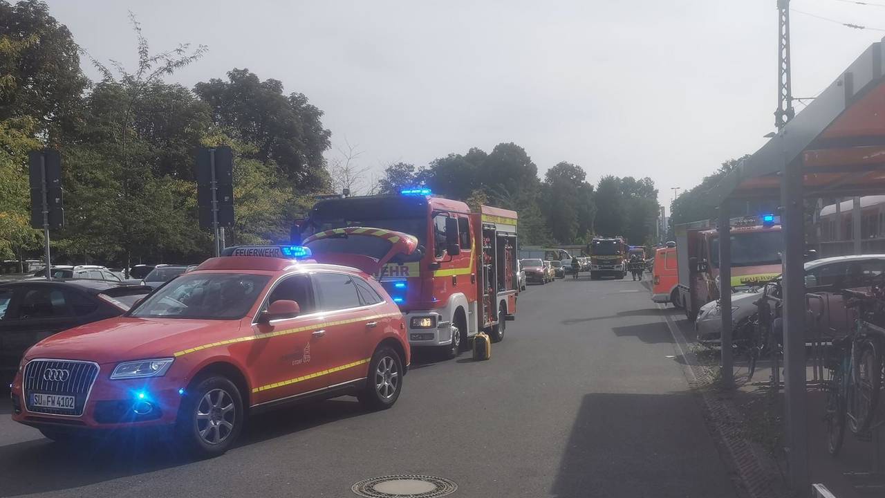 Einsatzfahrzeuge von Rettungsdienst, Feuerwehr und Polizei stehen am Eitorfer Bahnhof.