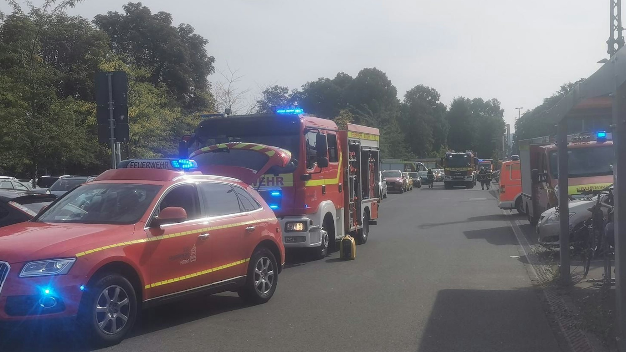 Einsatzfahrzeuge von Rettungsdienst, Feuerwehr und Polizei stehen am Eitorfer Bahnhof.