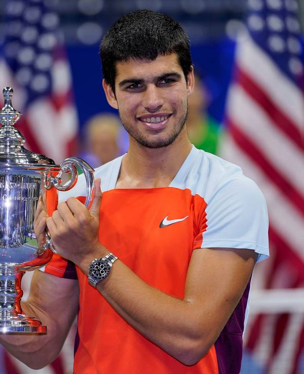Casper Ruud mit dem Siegerpokal bei den US Open.