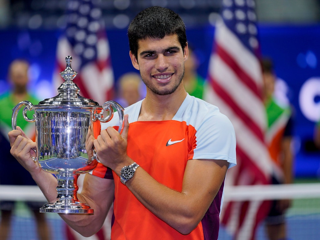 Casper Ruud mit dem Siegerpokal bei den US Open.