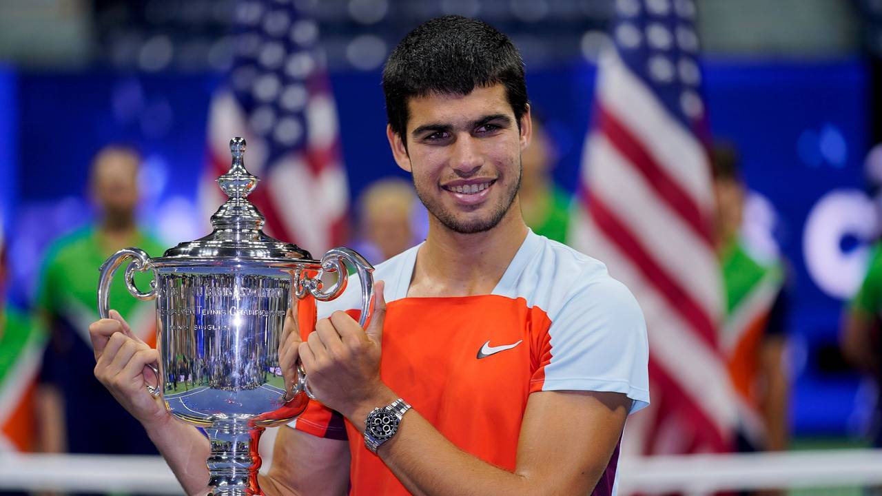 Casper Ruud mit dem Siegerpokal bei den US Open.