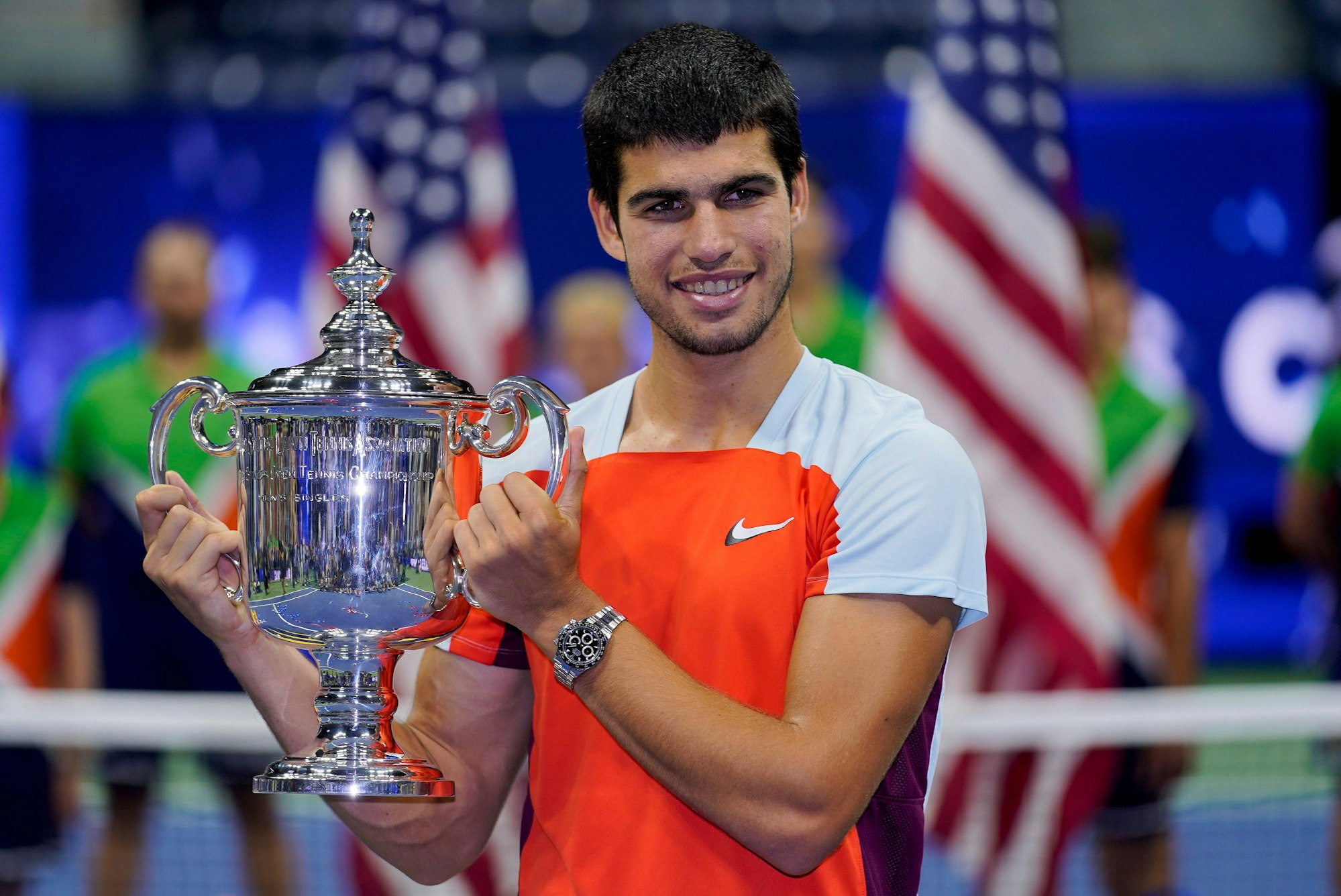 Casper Ruud mit dem Siegerpokal bei den US Open.