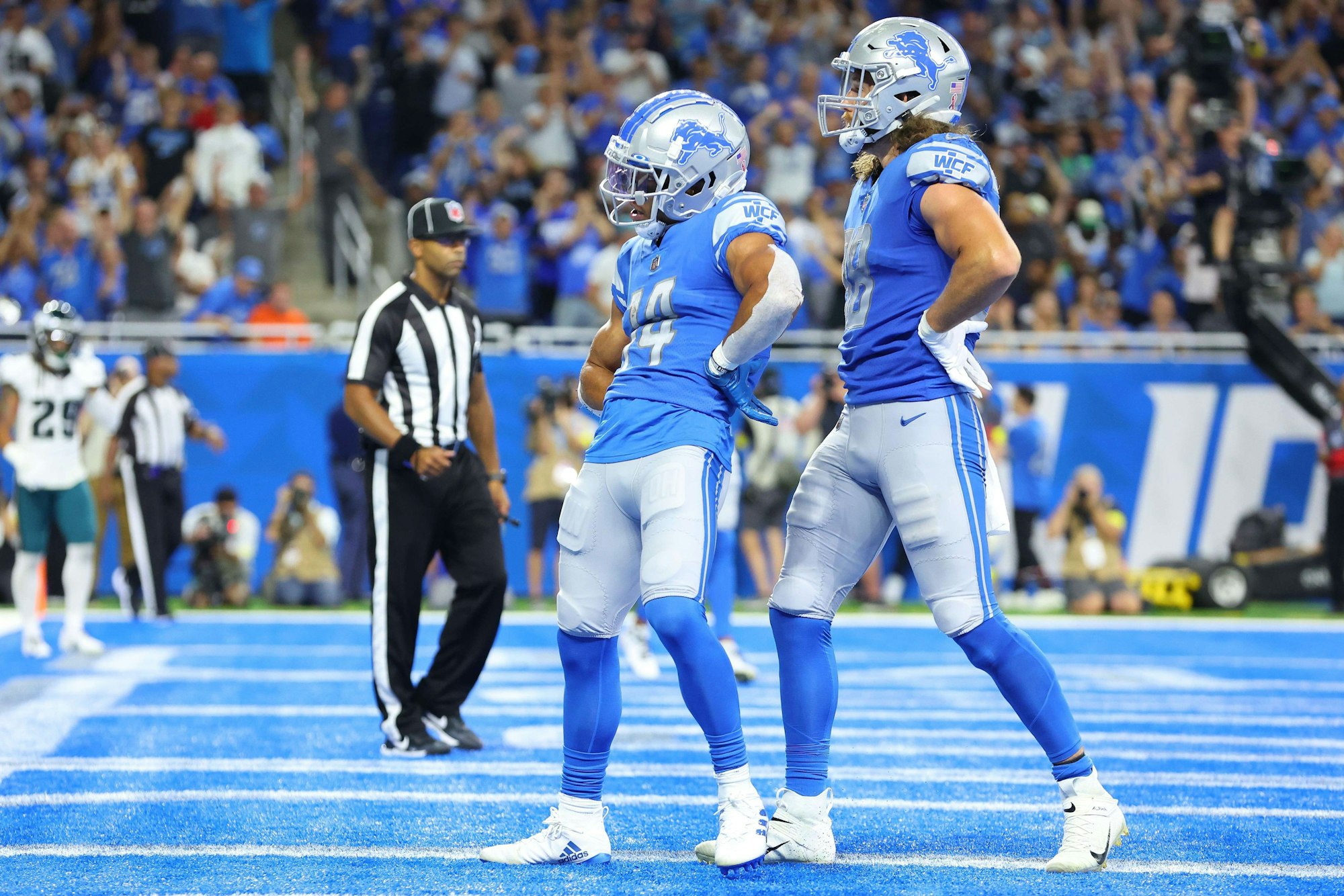 Amon-Ra St. Brown (l.) nach seinem Touchdown für die Detroit Lions.