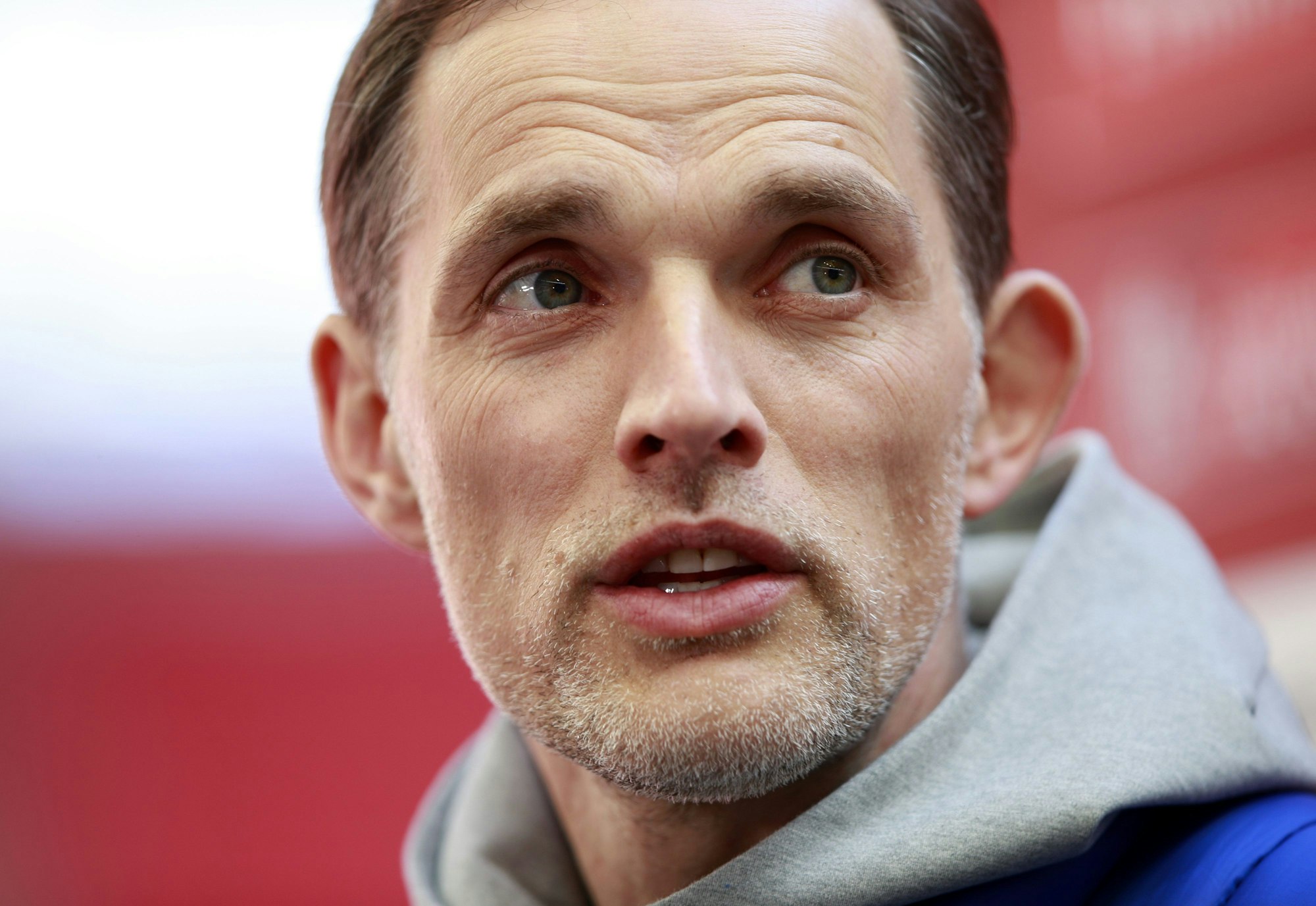 Chelseas damaliger Cheftrainer Thomas Tuchel spricht vor einem Fußballspiel.