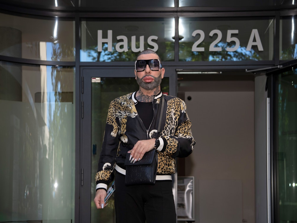 Modeschöpfer Harald Glööckler steht am 12.09.2022 vor einem Ärztehaus an der Clayallee. Dort lässt er sich wegen eines Bandscheibenvorfalls behandeln.