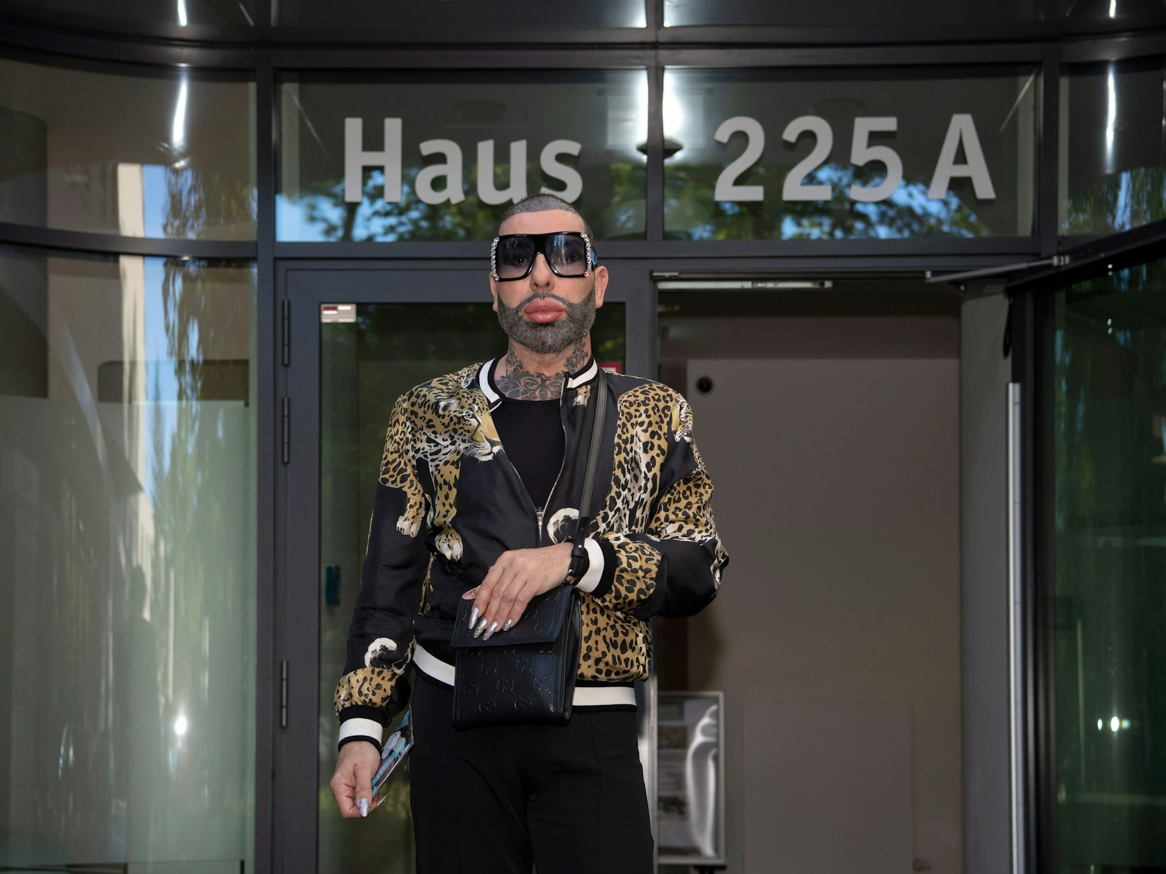 Modeschöpfer Harald Glööckler steht am 12.09.2022 vor einem Ärztehaus an der Clayallee. Dort lässt er sich wegen eines Bandscheibenvorfalls behandeln.