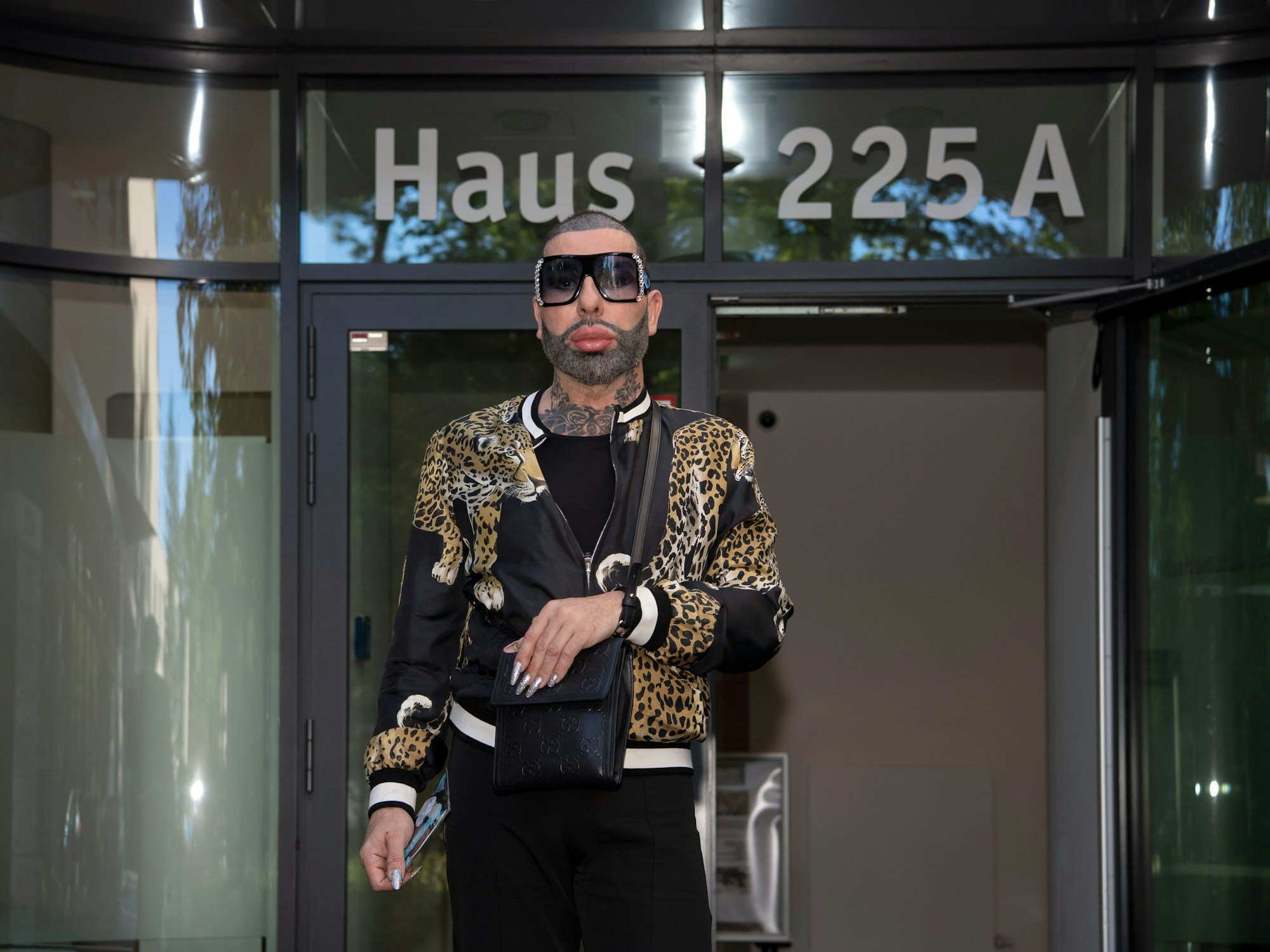 Modeschöpfer Harald Glööckler steht am 12.09.2022 vor einem Ärztehaus an der Clayallee. Dort lässt er sich wegen eines Bandscheibenvorfalls behandeln.