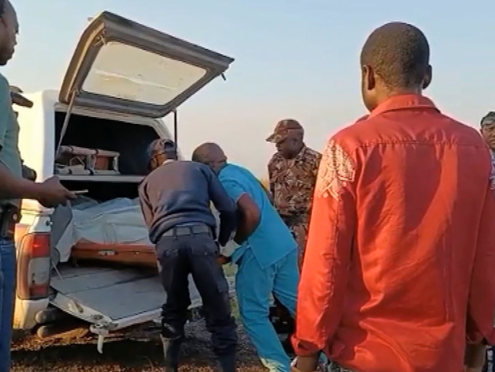 Lokale Helfer bergen die Körper der Verunglückten am Dienstag (30. August).