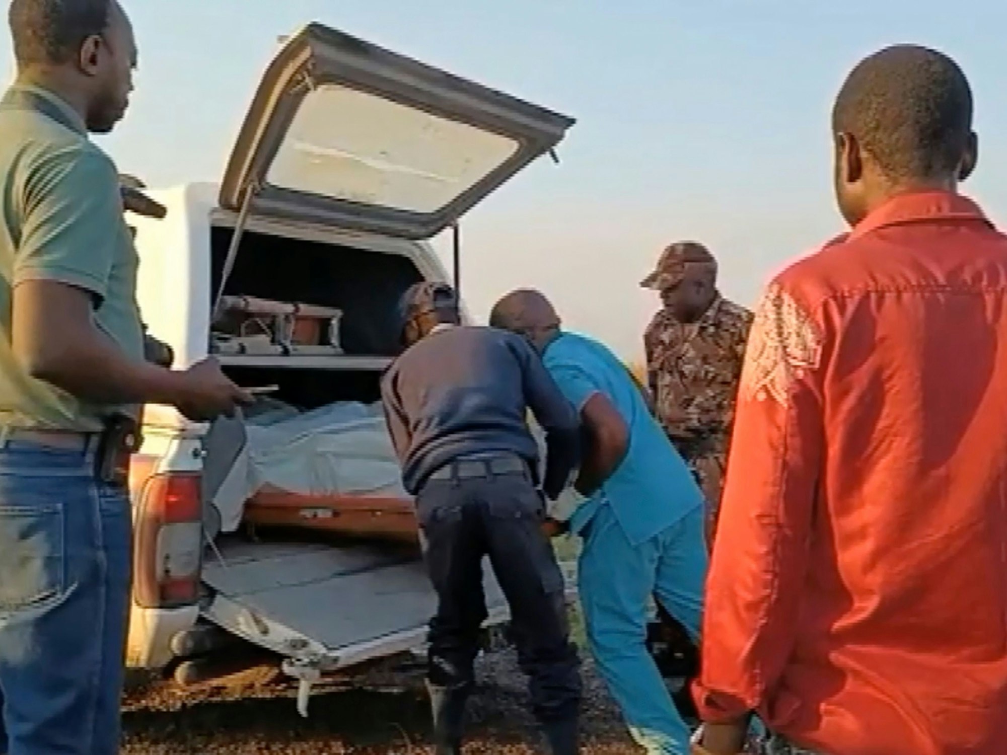 Lokale Helfer bergen die Körper der Verunglückten am Dienstag (30. August).