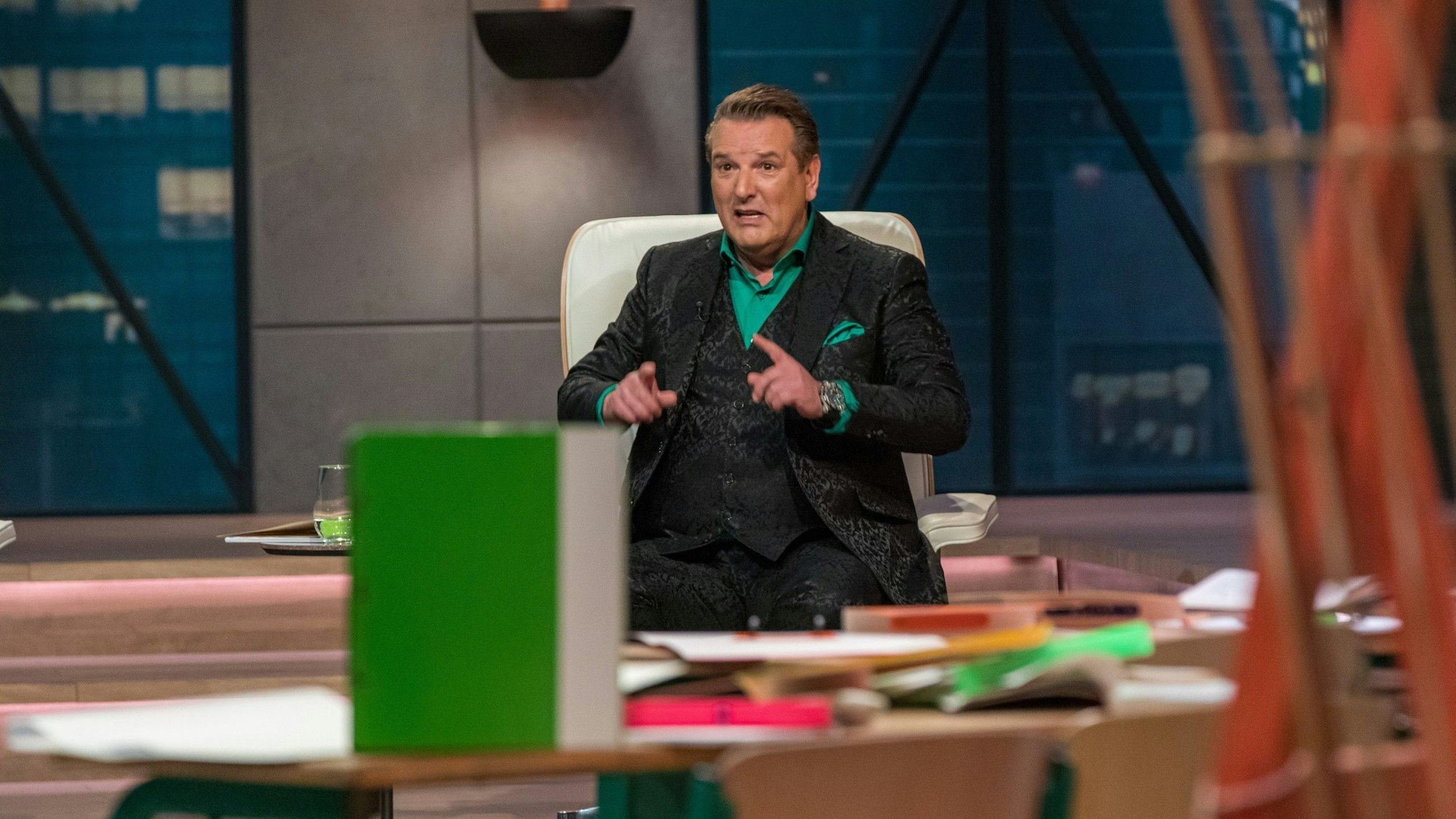 Investor Ralf Dümmel nimmt den innovativen Schulhefter von „NextFolder“ genau unter die Lupe.