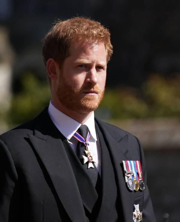 Prinz Harry, der den Hausorden Royal Victorian Order, sowie Gold- und Diamantenmedaillen aus Anlass des goldenen bzw diamanten Thronjubiläums der Königin trägt, nimmt an der Prozession auf Schloss Windsor teil.
