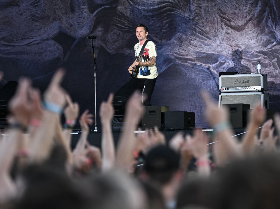 Der Sänger Matthew Bellamy der britischen Band Muse steht beim Tempelhof-Sounds Festival auf dem Gelände des ehemaligen Flughafens Berlin-Tempelhof auf der Bühne.