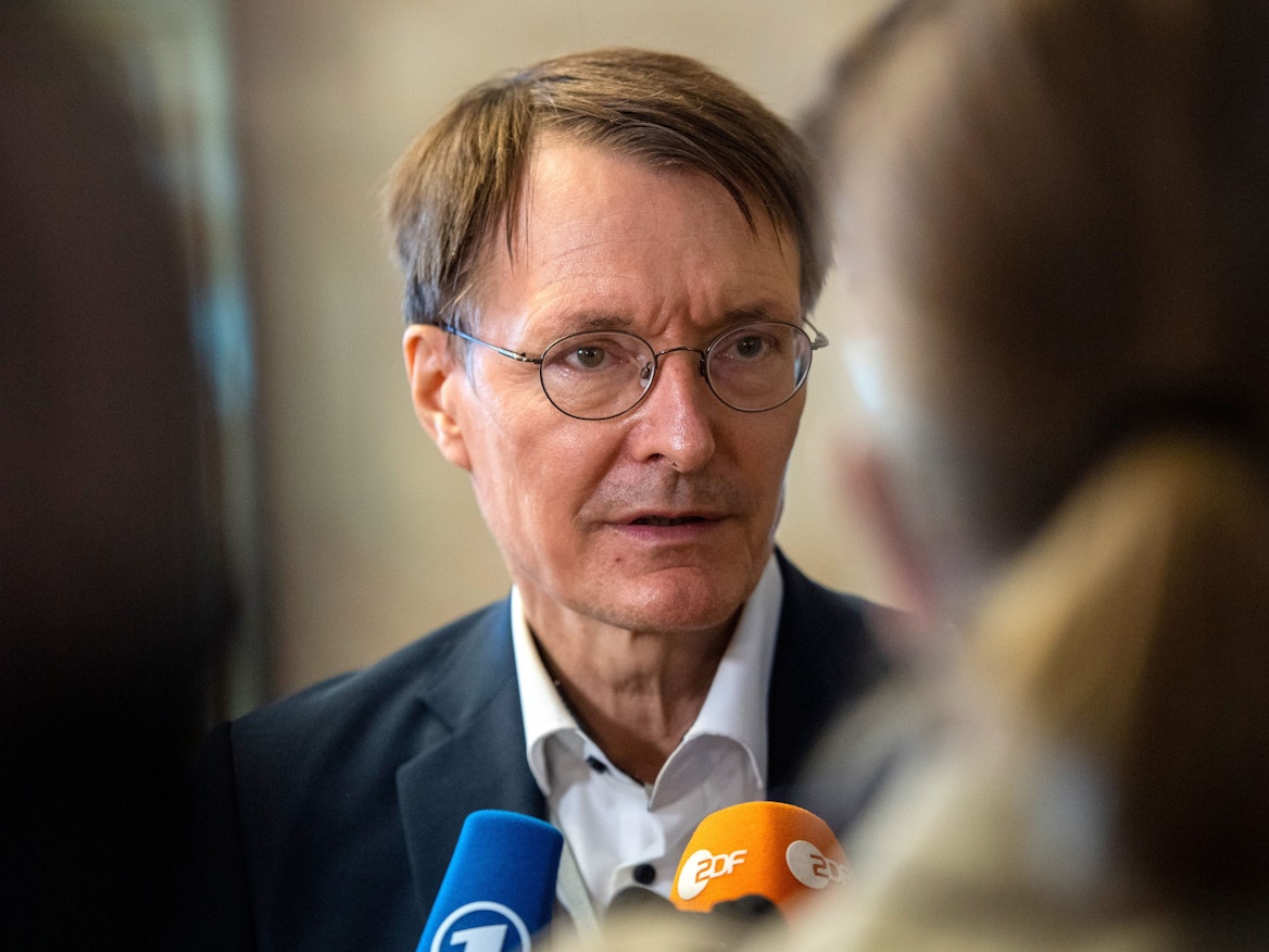 Gesundheitsminister Karl Lauterbach (hier am Sonntag, 11. September, bei einem Besuch in Jerusalem) spricht im RTL-Interview Klartext zum Krisen-Herbst.