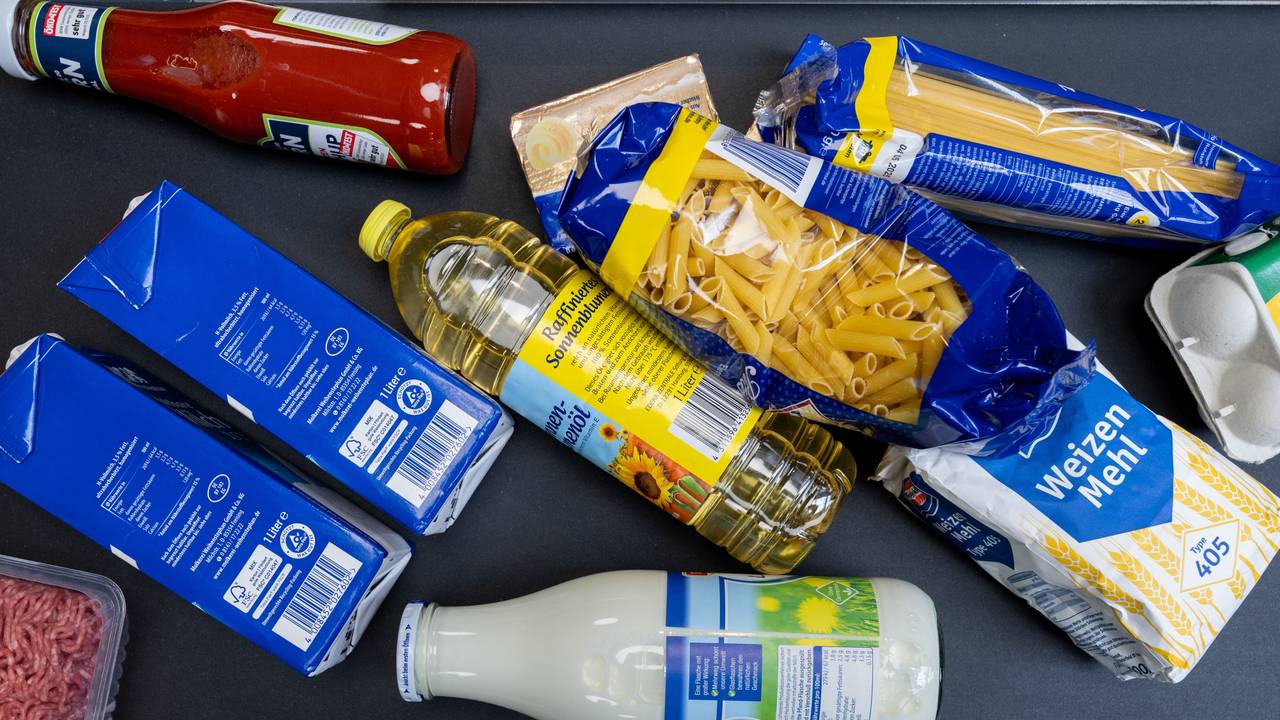 Lebensmittel, darunter Sonnenblumenöl und Getreideprodukte, liegen in einem Supermarkt in Leipzig an der Kasse auf dem Band.