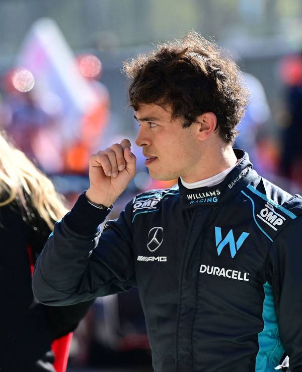 Nyck de Vries nach dem Rennen in Monza im Rennanzug.