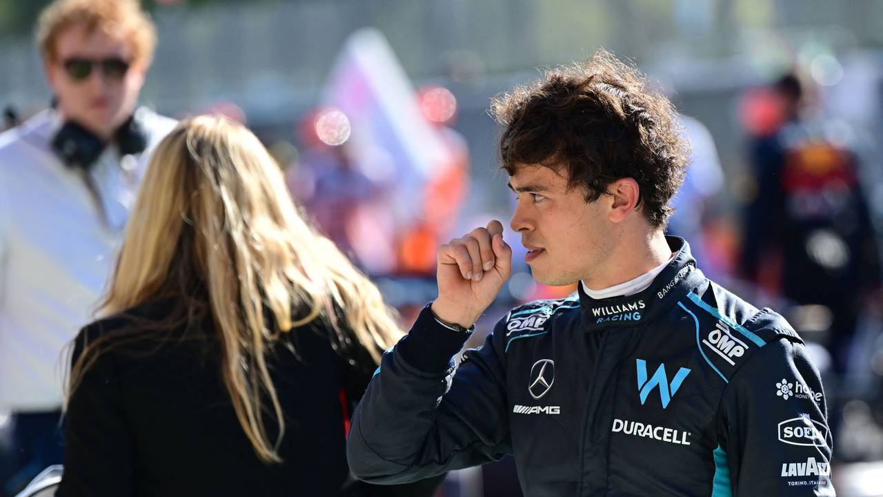 Nyck de Vries nach dem Rennen in Monza im Rennanzug.