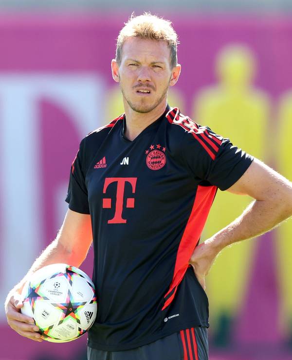 Julian Nagelsmann beobachtet seine Spieler beim Abschlusstraining vor dem Champions-League-Spiel gegen den FC Barcelona.