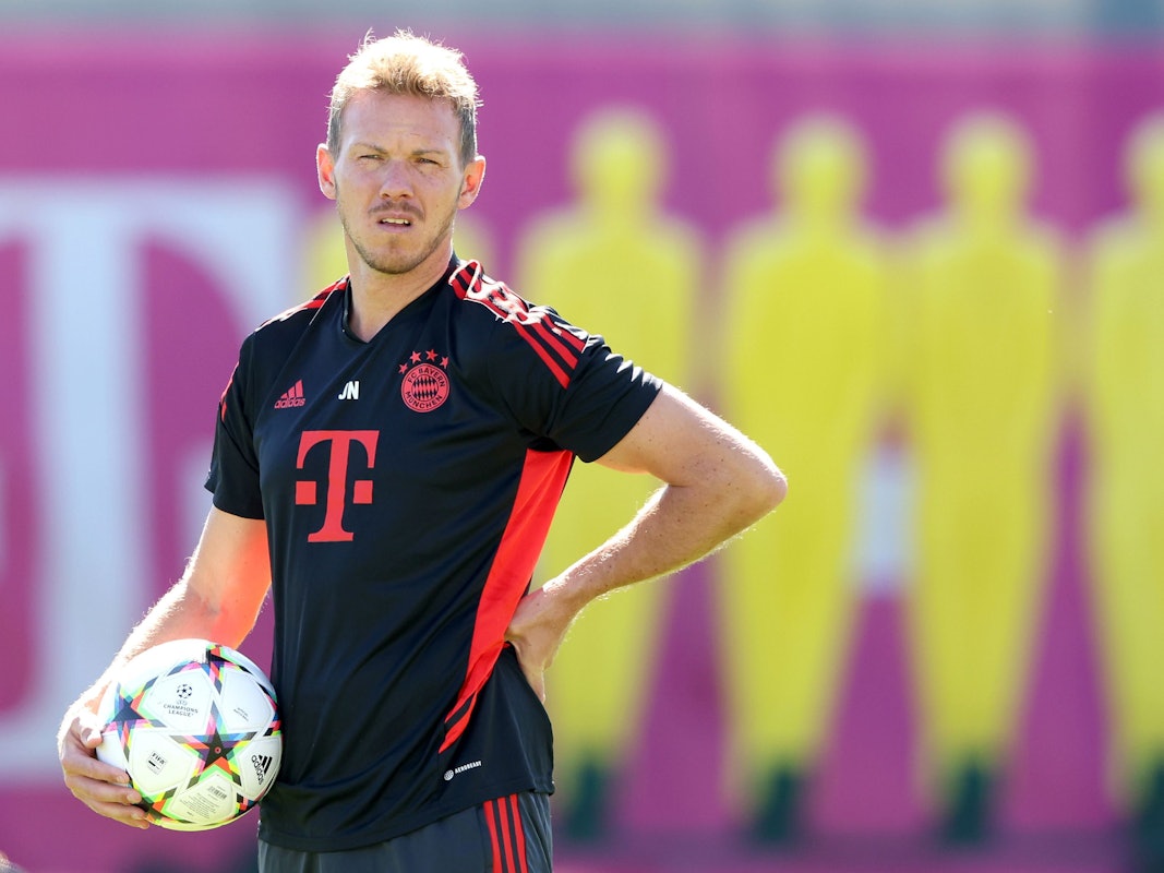 Julian Nagelsmann beobachtet seine Spieler beim Abschlusstraining vor dem Champions-League-Spiel gegen den FC Barcelona.