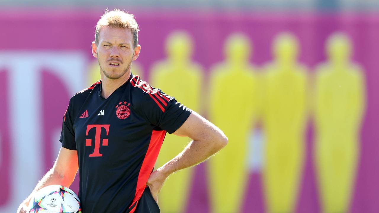 Julian Nagelsmann beobachtet seine Spieler beim Abschlusstraining vor dem Champions-League-Spiel gegen den FC Barcelona.