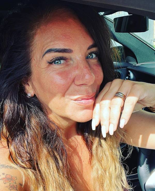 Danni Büchner, hier auf einem Instagram-Selfie vom Juli 2022, posiert im Badeanzug auf Instagram.