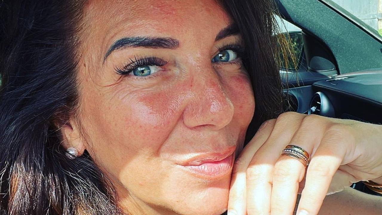 Danni Büchner, hier auf einem Instagram-Selfie vom Juli 2022, posiert im Badeanzug auf Instagram.