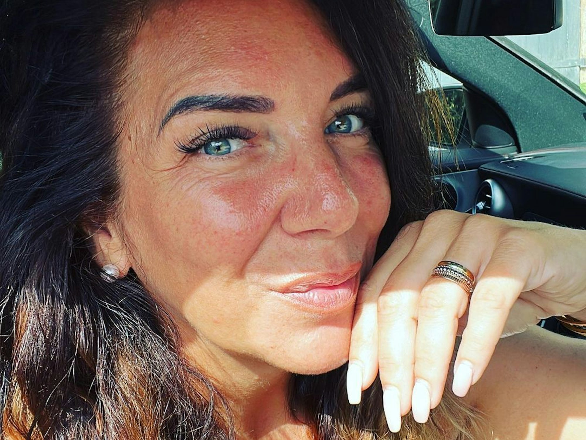 Danni Büchner, hier auf einem Instagram-Selfie vom Juli 2022, posiert im Badeanzug auf Instagram.