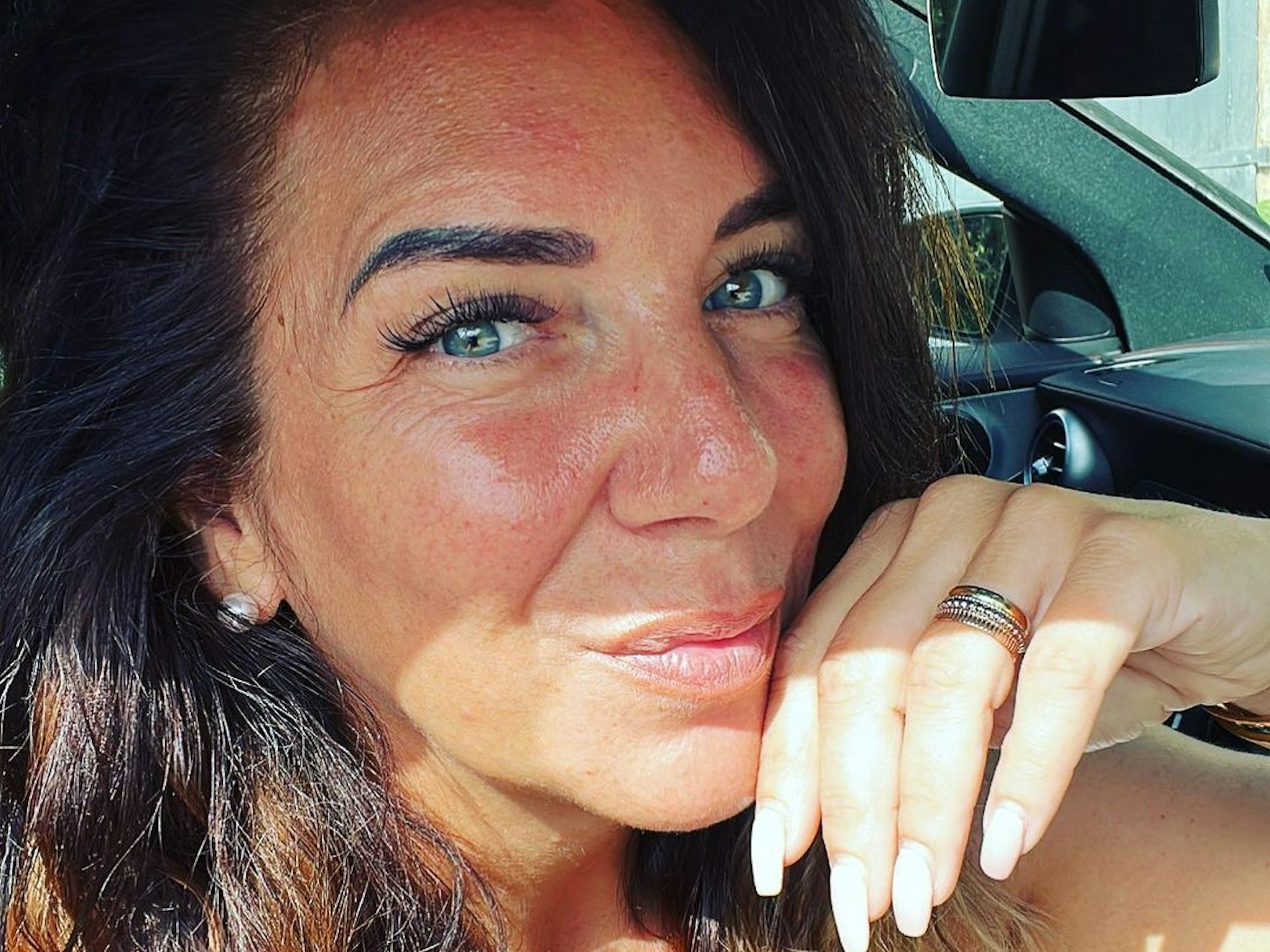 Danni Büchner posiert für ein Instagram-Selfie.