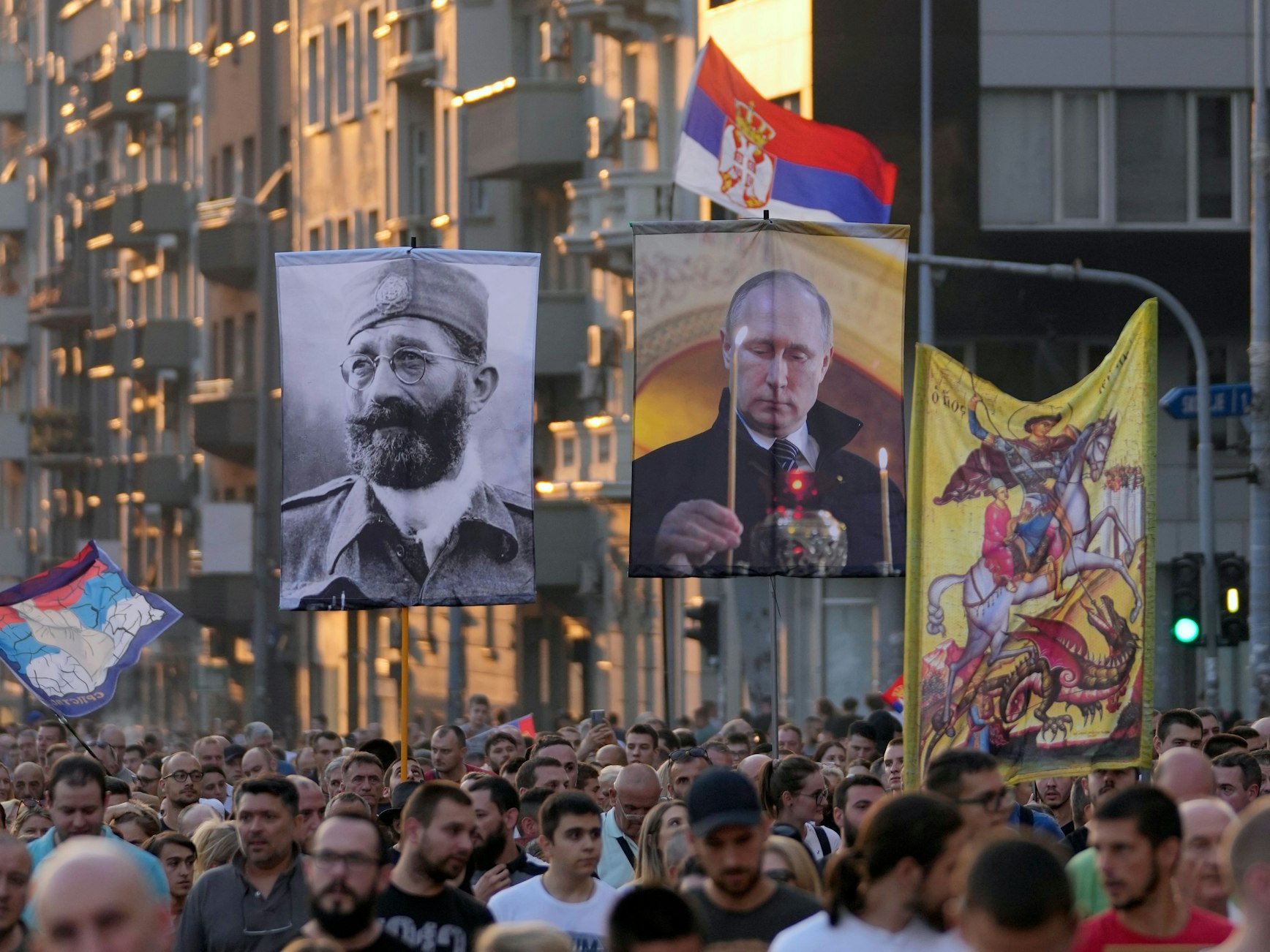 Bei einem Protest gegen das Stattfinden der Europride in Belgrad werden von den Protestierenden Bilder des russischen Präsidenten Wladimir Putin und Draža Mihailović, einem serbischen Kriegsverbrecher aus dem Zweiten Weltkrieg gezeigt.