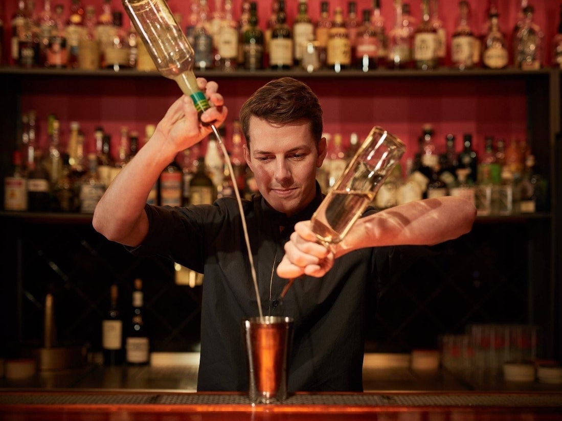 Marian Krause mischt einen Cocktail.