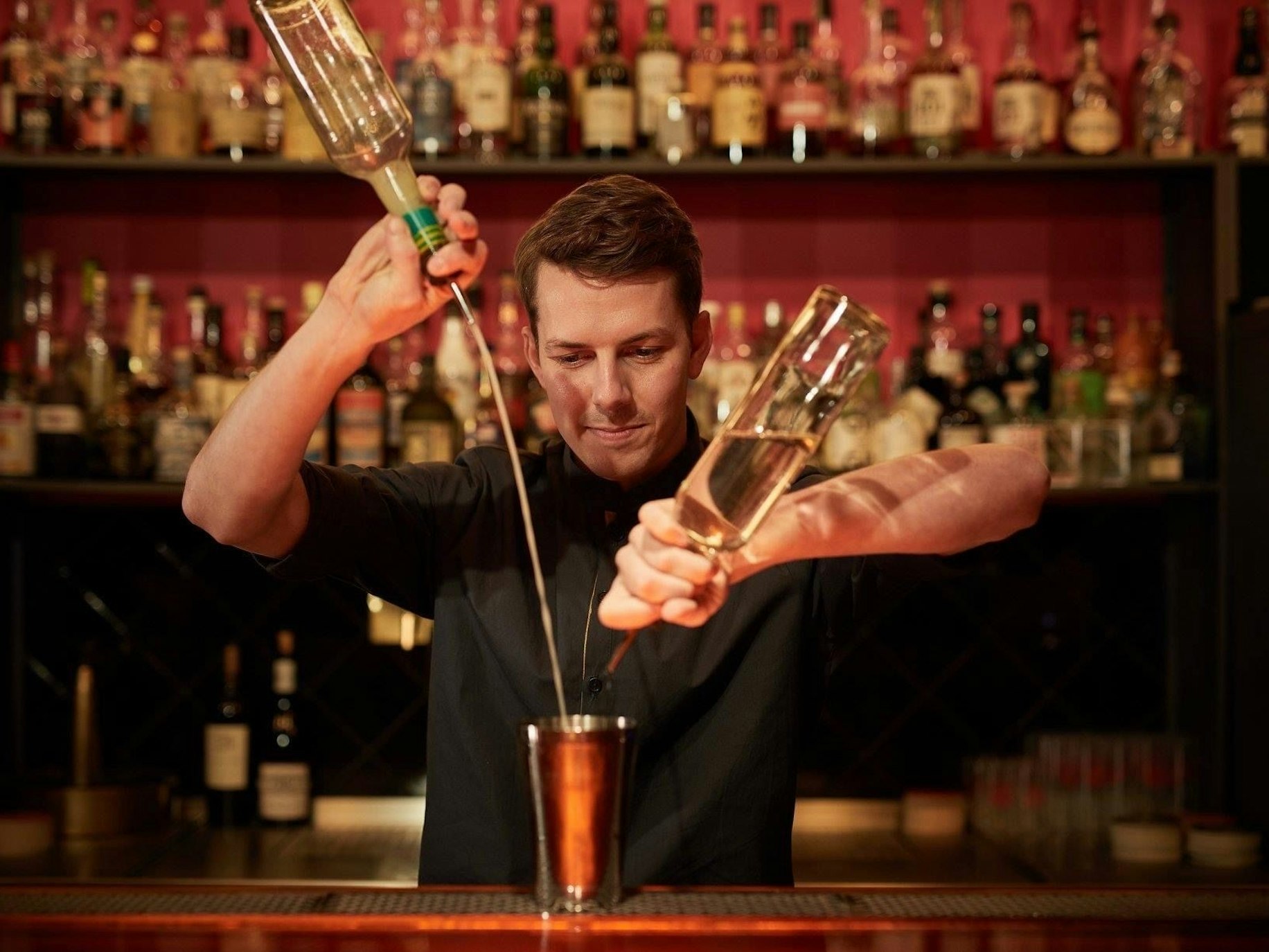 Marian Krause mischt einen Cocktail.