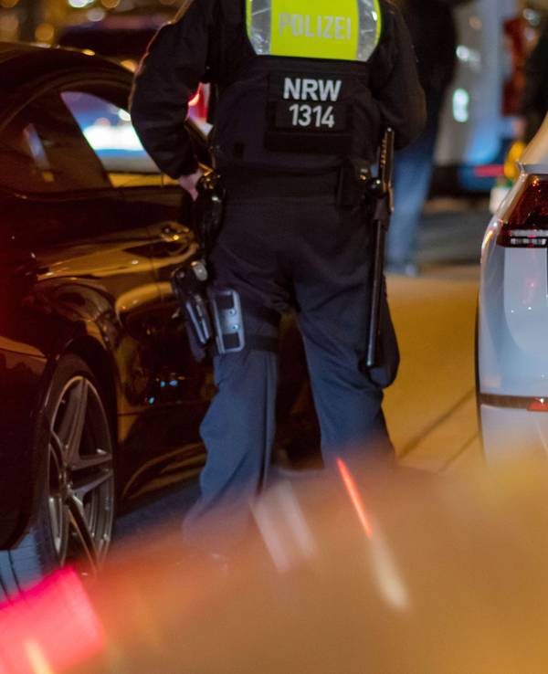 Einsatzkräfte der Polizei bei einer Fahrzeugkontrolle am 2. April 2021 in Dortmund. Vergangenen Freitag wurde ein gesuchter Verdächtiger bei einer Kontrolle auf der A64 festgenommen. Der Mann wurde seit 20 Jahren gesucht.