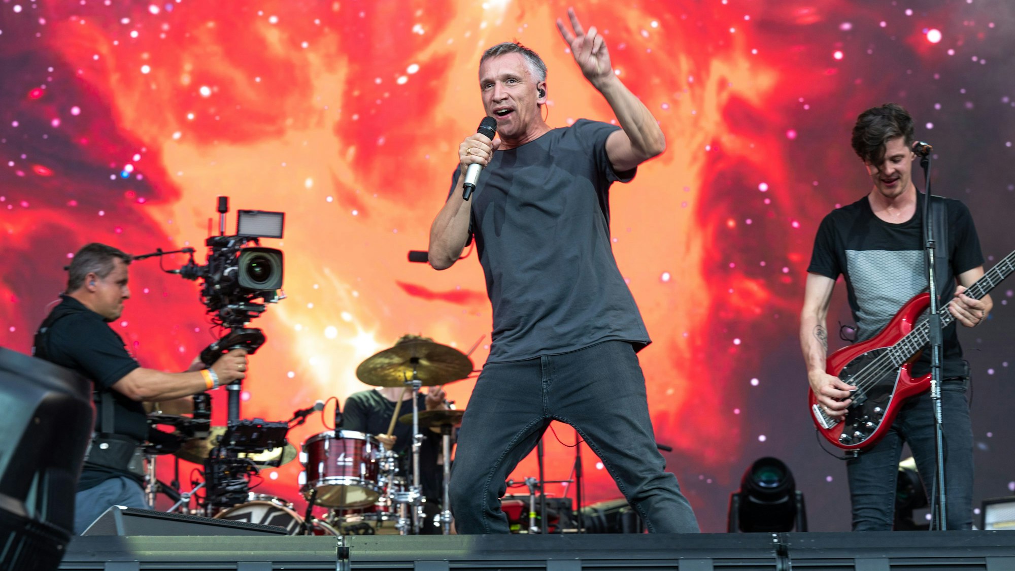 Bastian Campmann rockt auf der Bühne. Kasalla geben ein Konzert im RheinEnergie-Stadion.