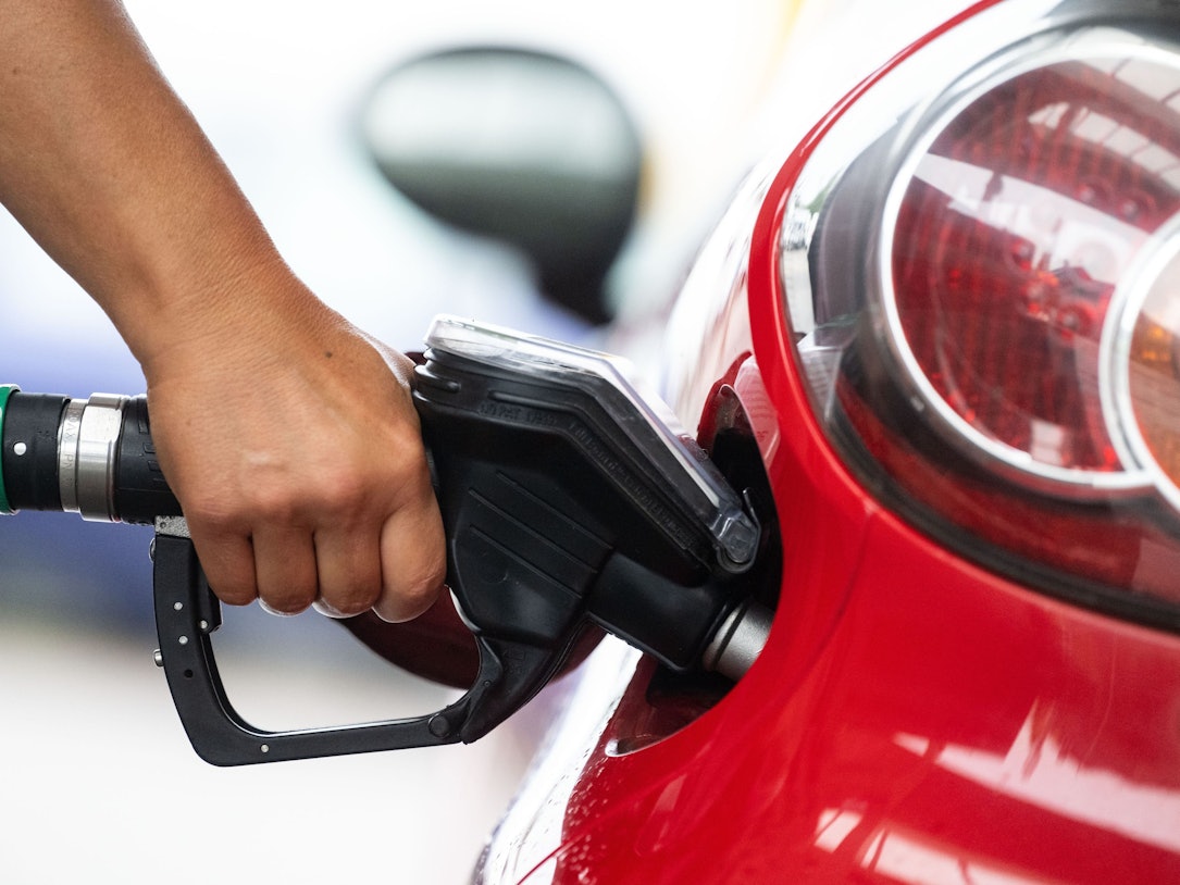 Wie macht sich der Wegfall des Tankrabatts bemerkbar? Unser Foto zeigt eine Frau beim Tanken an einer Tankstelle.