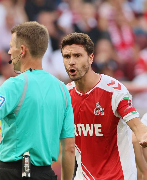 Jonas Hector diskutiert mit Schiedsrichter Benjamin Cortus.