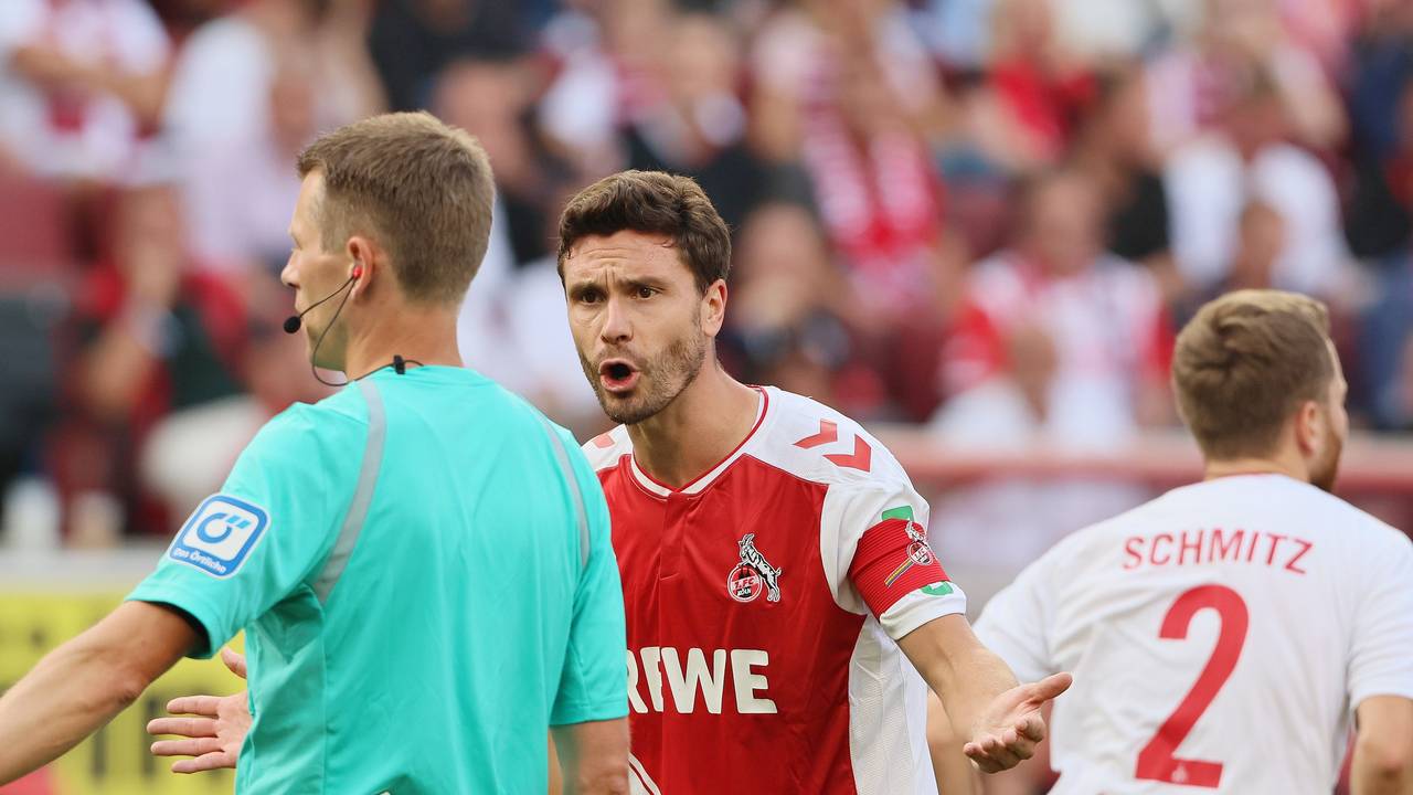 Jonas Hector diskutiert mit Schiedsrichter Benjamin Cortus.
