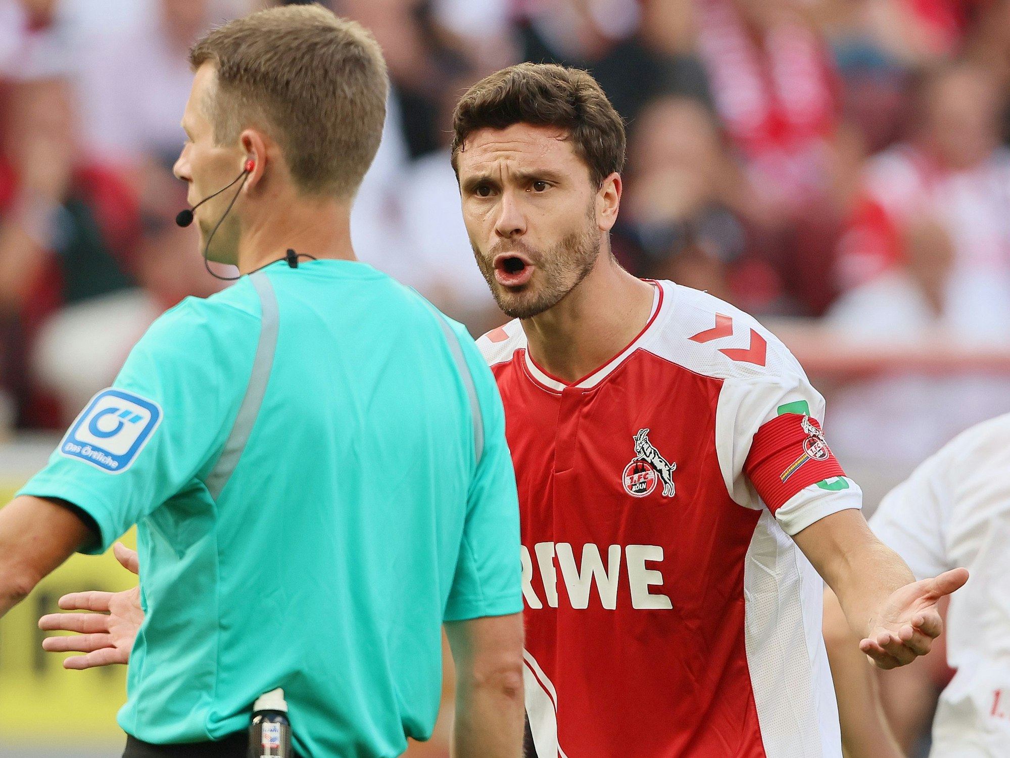 Jonas Hector diskutiert mit Schiedsrichter Benjamin Cortus.