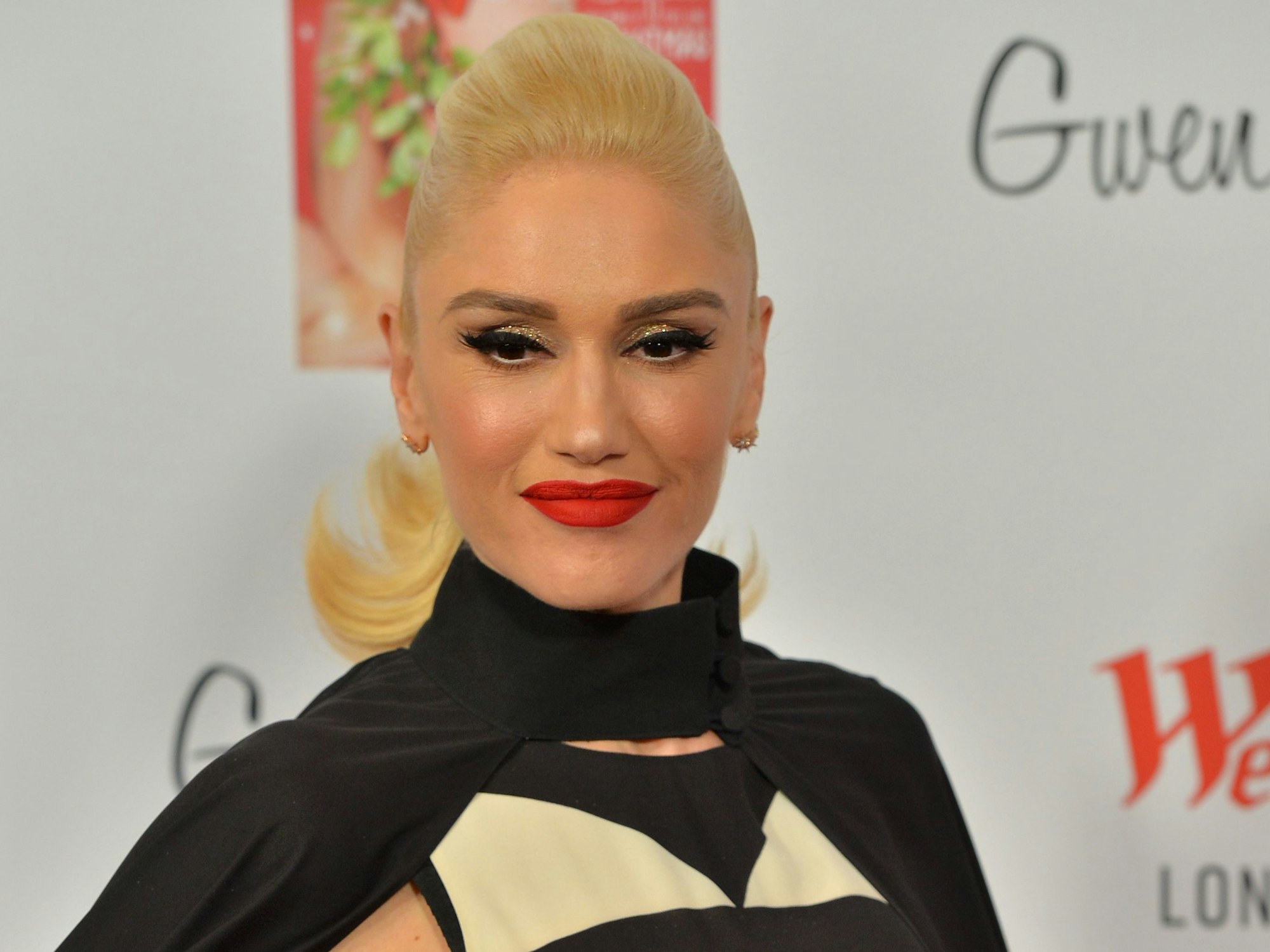 Sängerin Gwen Stefani, hier auf dem roten Teppich am 30.11.2017, ist auf aktuellen Bildern optisch kaum wiederzuerkennen.