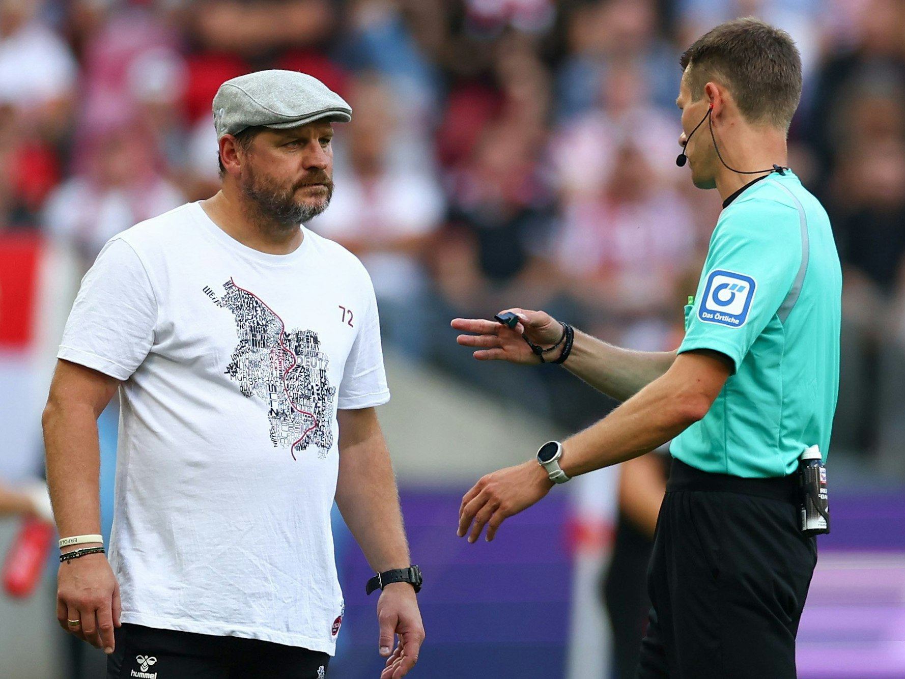 Steffen Baumgart vom 1. FC Köln wird von Schiri Benjamin Cortus ermahnt.