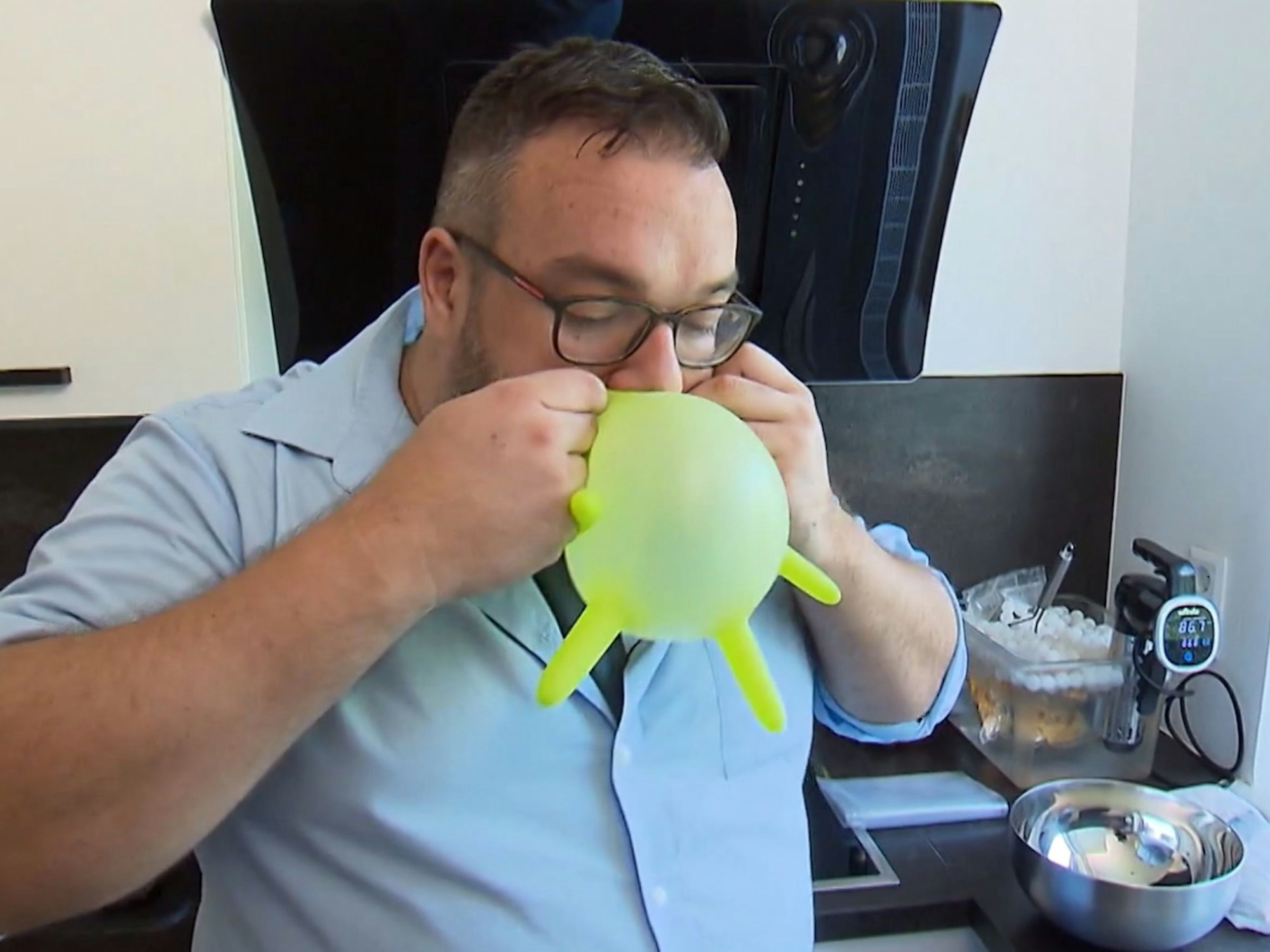 Abel pustet einen Haushaltshandschuh auf.