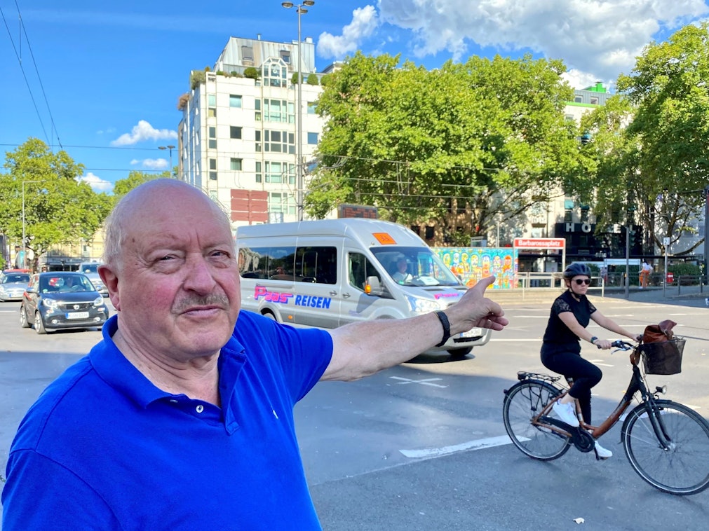 Konrad Adenauer steht am Barbarossaplatz und kritisiert die Bauweise.