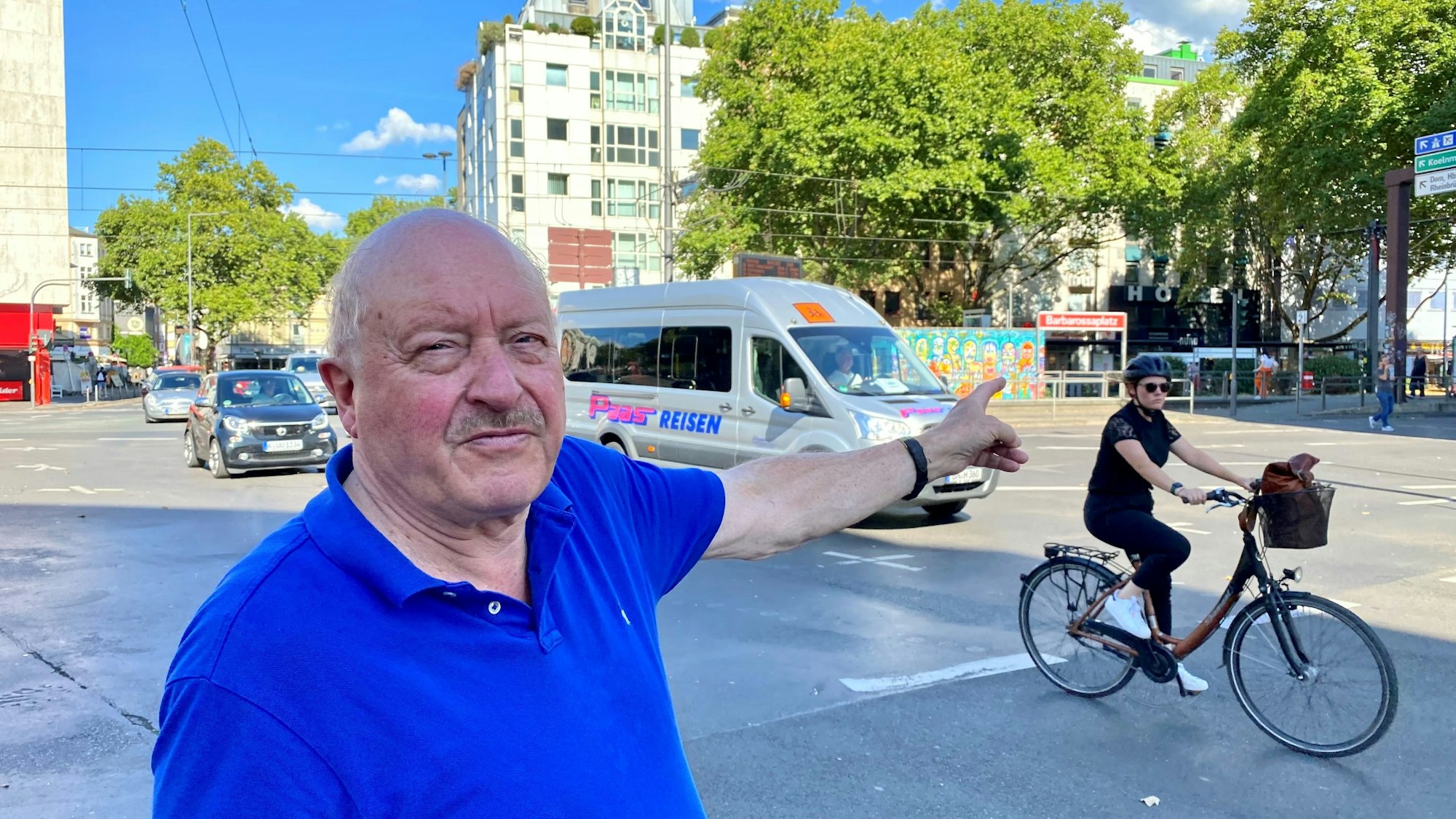 Konrad Adenauer steht am Barbarossaplatz und kritisiert die Bauweise.