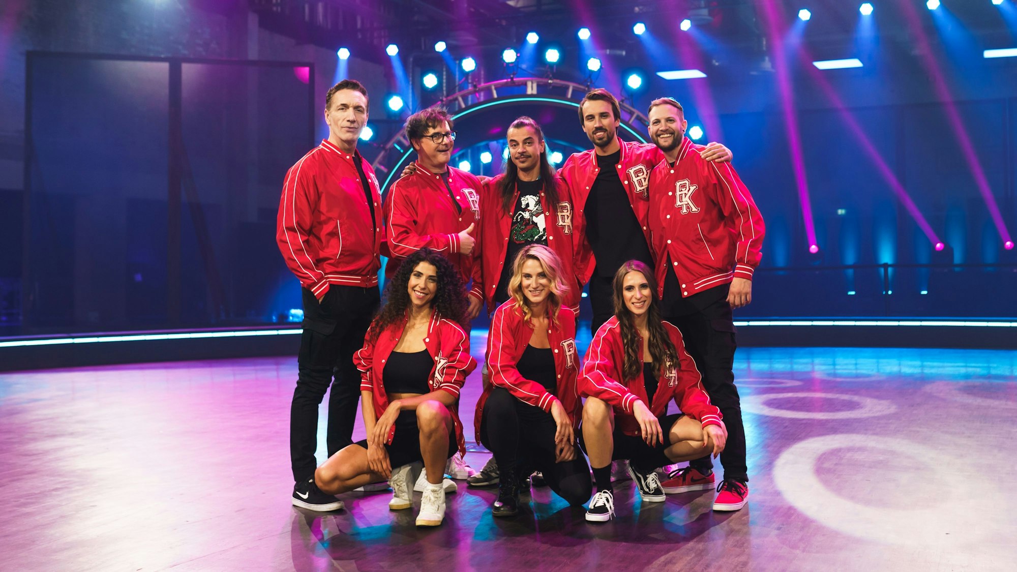Auf dem Foto sind die Coaches zu sehen (von links nach rechts): Nigel Casey, Jo Quirin, Nivou Allves, Sascha Plotnikov, Edd Hall; unten v.l.n.r.: Sekina Mandelartz, Lauren Mayer, Gina Pröbstl.