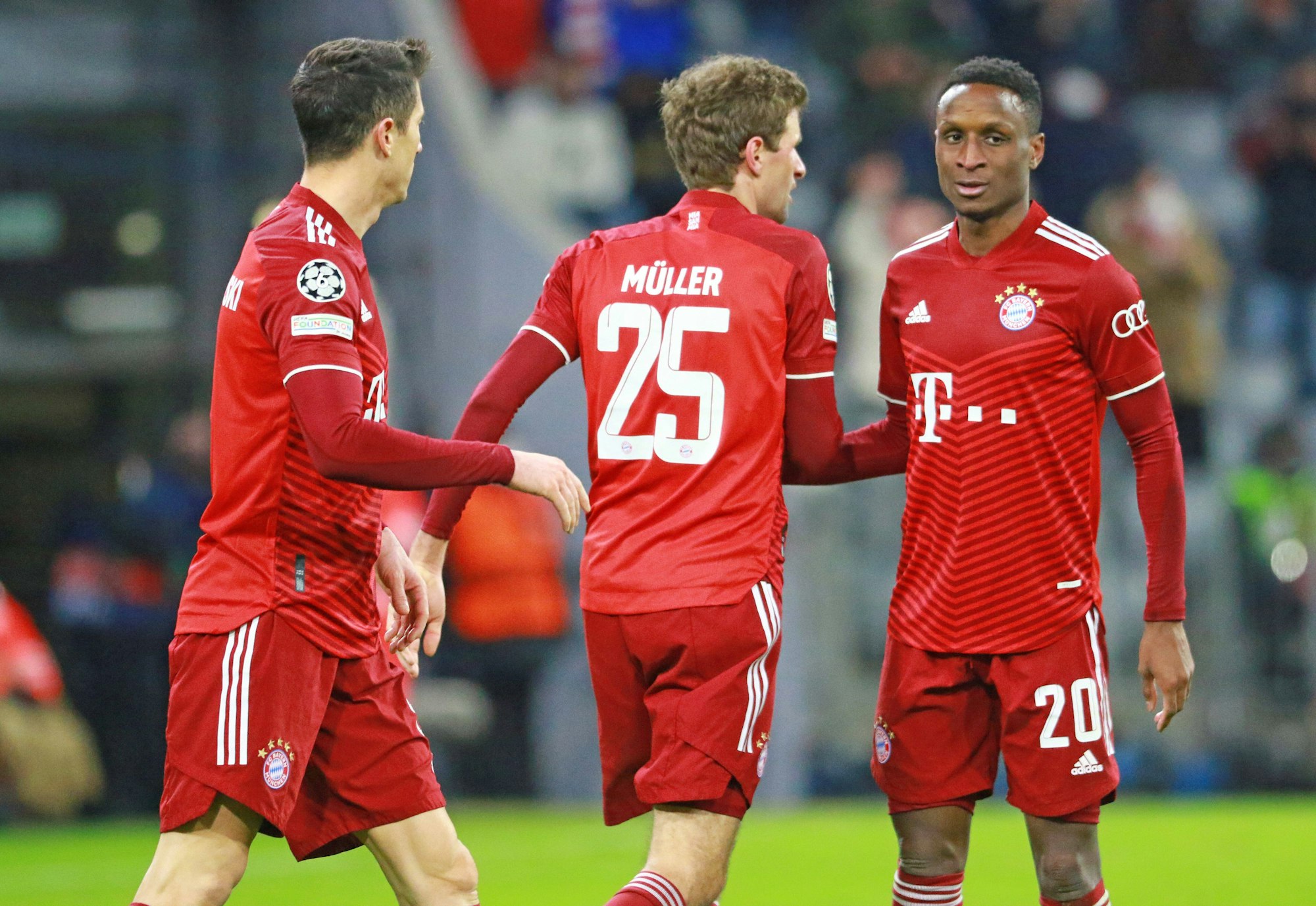 Robert Lewandowski, Thomas Müller und Bouna Sarr klatschen sich ab.