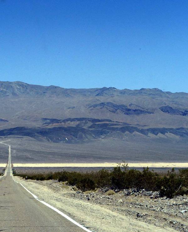 Dieses Archivbild vom 24. Juli 2004 zeigt einen Highway im Death Valley. Das Tal ist der im Sommer heißeste Ort der Erde und der trockenste Nordamerikas.