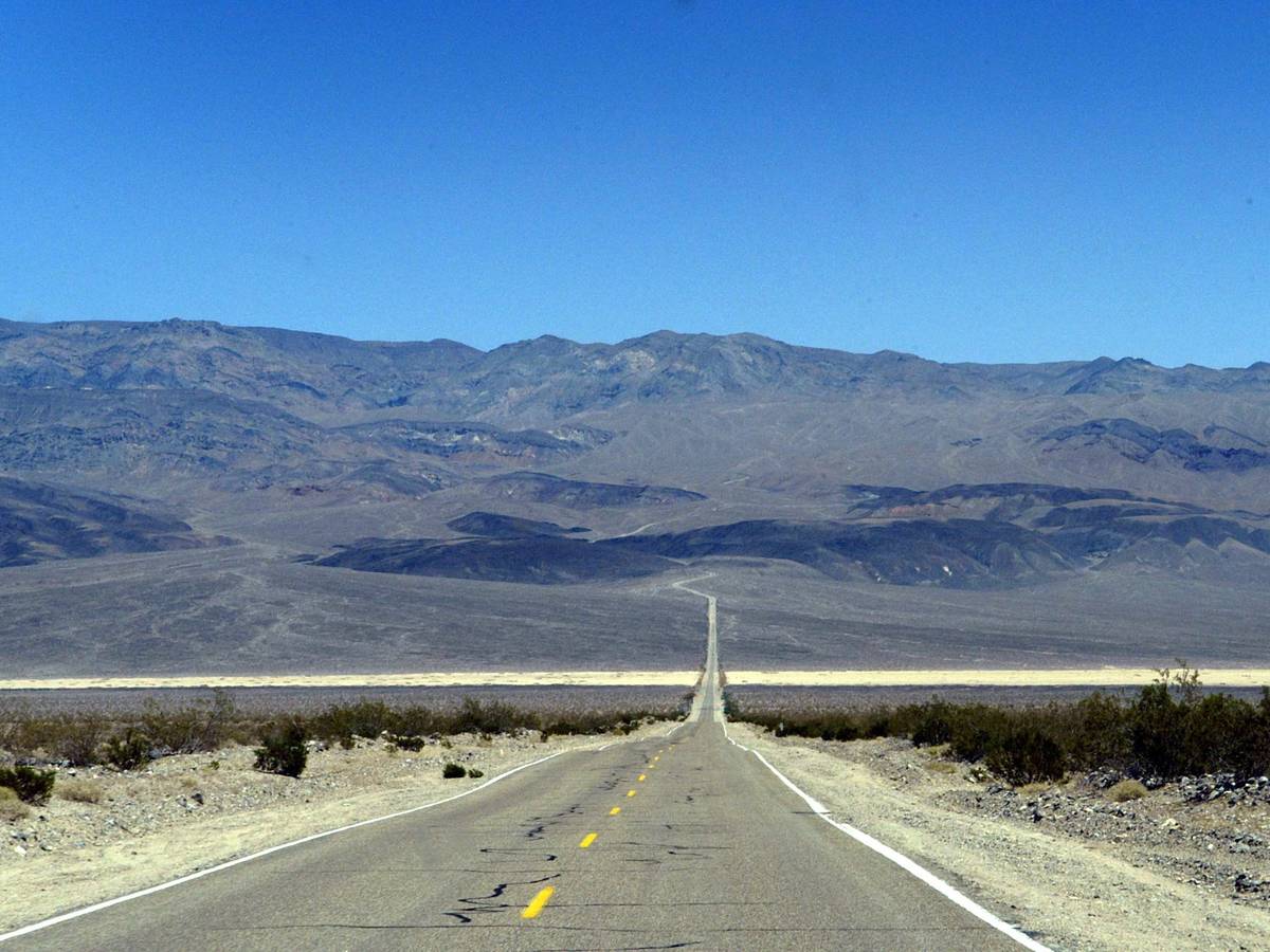 Dieses Archivbild vom 24. Juli 2004 zeigt einen Highway im Death Valley. Das Tal ist der im Sommer heißeste Ort der Erde und der trockenste Nordamerikas.