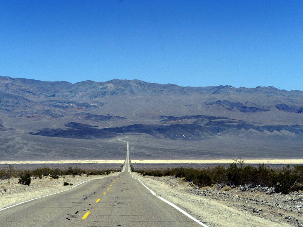 Dieses Archivbild vom 24. Juli 2004 zeigt einen Highway im Death Valley. Das Tal ist der im Sommer heißeste Ort der Erde und der trockenste Nordamerikas.