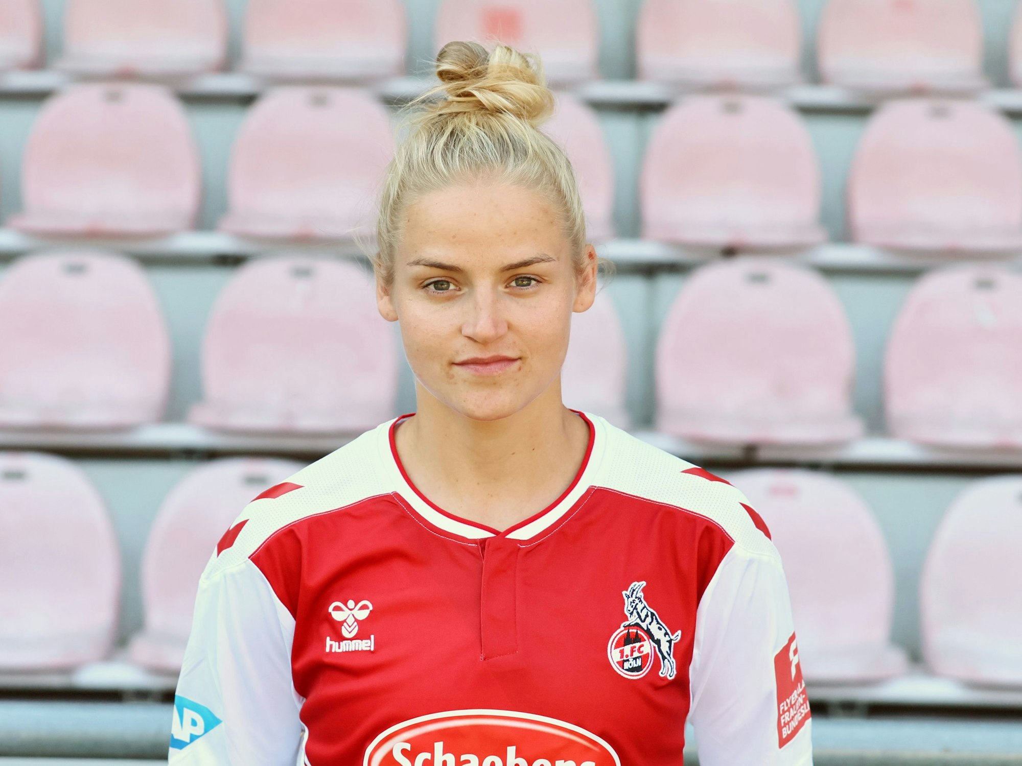 Fußballerin Lena Uebach posiert im Trikot des 1. FC Köln.
